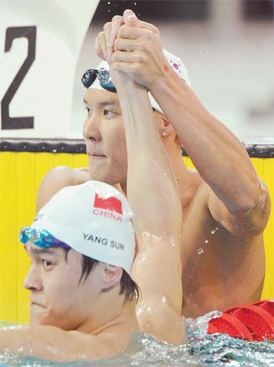 Park Tae-hwan of the ROK celebrates with Sun Yang of China at the end of the men's 400m freestyle final on Tuesday. Park won gold and Sun the silver. Peter Parks / Agence France-Presse