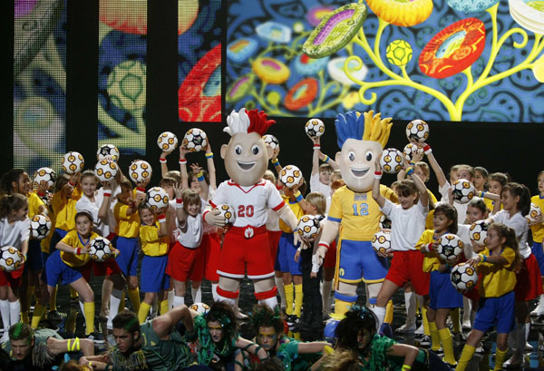 The UEFA EURO 2012 official mascots are presented during an unveiling ceremony in Warsaw November 16, 2010. The names of the twins will be determined by fans. Voters will be able to choose between three sets of names: Slavek Slavko, Siemko Strimko or Klemek Ladko. Poland and Ukraine will stage the Euro 2012 soccer championships finals. (Xinhua/Reuters Photo)