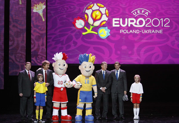 Poland former soccer players Andrzej Szarmach (L) and Zbigniew Boniek (2nd L) and Ukrainian soccer players Oleg Blokhin and Andriy Shevchenko (R) stand next to the UEFA EURO 2012 official mascots as they are presented during an unveiling ceremony in Warsaw November 16, 2010. (Xinhua/Reuters Photo)