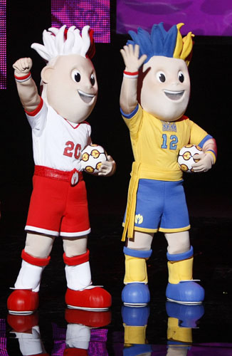 The UEFA EURO 2012 official mascots are presented during an unveiling ceremony in Warsaw November 16, 2010. (Xinhua/Reuters Photo)