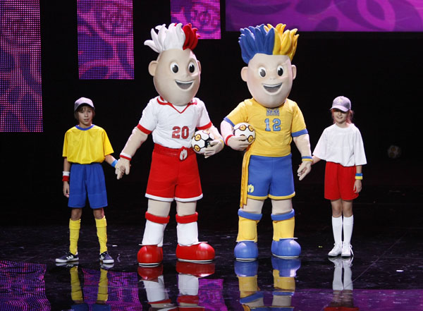 The UEFA EURO 2012 official mascots are presented during an unveiling ceremony in Warsaw November 16, 2010. (Xinhua/Reuters Photo)