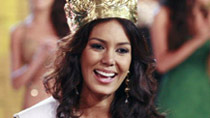 Maria Catalina Robayo (C), from the Valle province, reacts after being announced the winner of Miss Colombia during the annual beauty contest in Cartagena November 15, 2010.