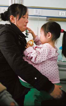 Hu Yunxing and her mother at the Second Artillery General Hospital. Lin hui / for China Daily