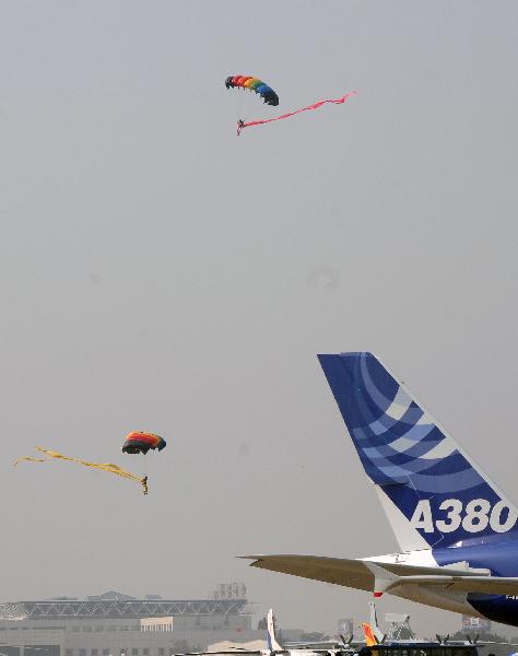 Members of the parachute team of the Air Force of the Chinese People&apos;s Liberation Army (PLA) perform during the 8th China International Aviation and Aerospace Exhibition in Zhuhai City, south China&apos;s Guangdong Province, Nov. 17, 2010. [Xinhua] 