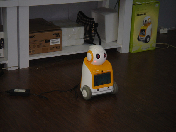 A housekeeping robot is seen at the fair, Nov 16, 2010. The robot is designed for environment monitoring, life assistance and instant messaging. [chinadaily.com.cn]