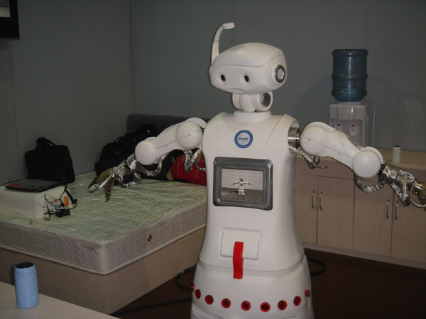 A surgical robot is seen performing a procedure on a manikin at the fair, Nov 16, 2010. The orthopedic surgery aid will offer a detection and guidance service during the implantation process of surgery. [chinadaily.com.cn]