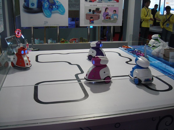 Self-assembled robots are seen moving along a black line through their color recognition systems, Nov 16, 2010. Designers offer customers the joy of assembling the robots in person. [chinadaily.com.cn] 