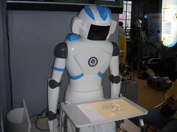 A robot that plays gobang is seen at the fair, Nov 16, 2010. The robot can also play finger-guessing games with people. [chinadaily.com.cn] 