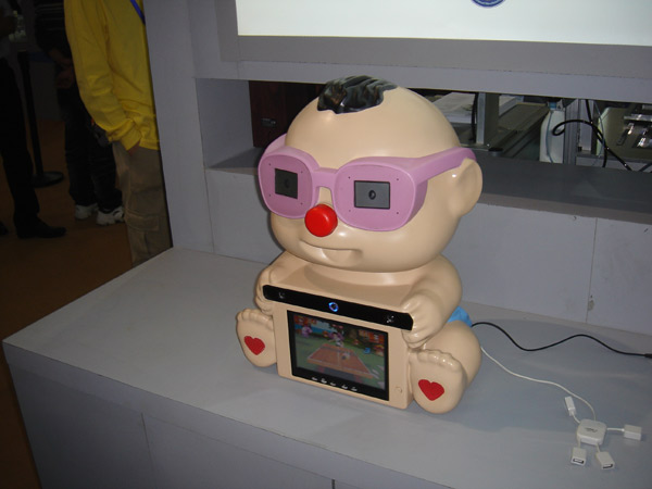 A service robot, with a screen on its stomach is displayed at the hi-tech fair, Nov 16, 2010. [chinadaily.com.cn] 