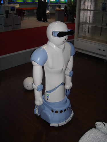 A housekeeping robot is displayed at the fair, Nov 16, 2010. The robot is designed to do housework independently. [chinadaily.com.cn]