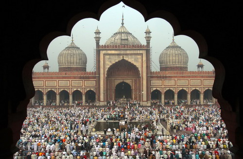 Muslims perform the Eid al-Adha prayers at the Jama Masjid (Grand Mosque) in the old quarters of Delhi November 17, 2010. Muslims around the world celebrate Eid al-Adha by the sacrificial slaughtering of sheep, goats, cows and camels to commemorate Prophet Abraham&apos;s willingness to sacrifice his son Ismail on God&apos;s command.[China Daily/Agencies]