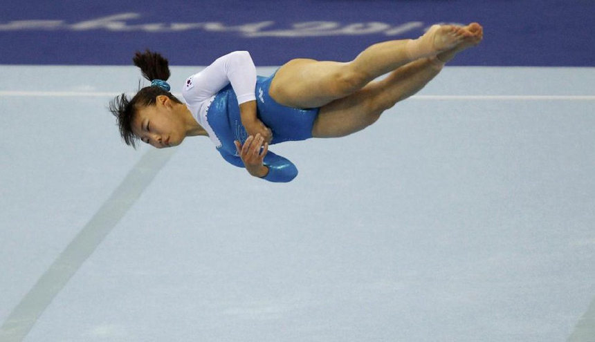 South Korea&apos;s Jo Hyun-joo competes in the women&apos;s floor final during artistic gymnastics at the 16th Asian Games in Guangzhou, Guangdong province, November 17, 2010. Jo received the bronze medal. [China Daily/Agencies]