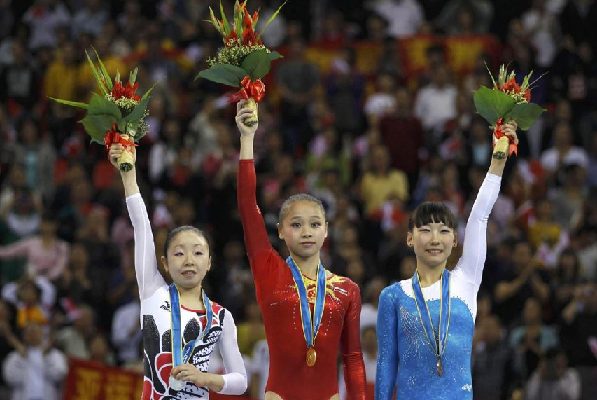 China&apos;s Sui Lu (C) stands with her gold medal after the women&apos;s floor final during artistic gymnastics at the 16th Asian Games in Guangzhou, Guangdong province, November 17, 2010. Japan&apos;s silver medalist Mai Yamagishi (L) and South Korea&apos;s Jo Hyun-joo stand with Sui.[China Daily/Agencies]