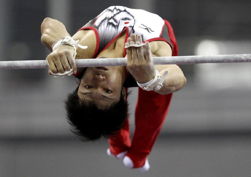 Japan&apos;s Shun Kuwahara competes in the men&apos;s horizontal bar final during artistic gymnastics at the 16th Asian Games in Guangzhou, Guangdong province, November 17, 2010. Kuwahara received the silve medal.[China Daily/Agencies]