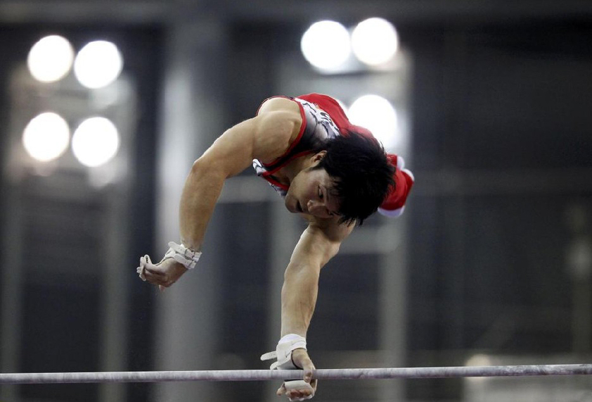 Japan&apos;s Shun Kuwahara competes in the men&apos;s horizontal bar final during artistic gymnastics at the 16th Asian Games in Guangzhou, Guangdong province, November 17, 2010. Kuwahara received the silve medal. [China Daily/Agencies]