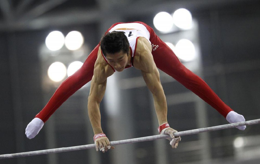 South Korea&apos;s Kim Soo-myun competes in the men&apos;s horizontal bar final during artistic gymnastics at the 16th Asian Games in Guangzhou, Guangdong province, November 17, 2010. [China Daily/Agencies]