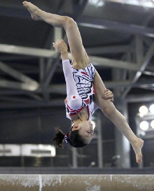 Japan&apos;s Mai Yamagishi competes in the women&apos;s balance beam final during artistic gymnastics at the 16th Asian Games in Guangzhou, Guangdong province, November 17, 2010. [China Daily/Agencies]