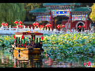 Boating around Beihai Park to enjoy its beautiful and colorful scenery. Photographer: Kien Fan Cesar Hung Sam. [China.org.cn]