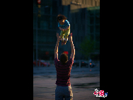 Father and Son. Photographer:Jamyan Dudka, Russia. [China.org.cn]