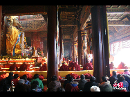 Buddist's Gathering. Photographer: Tran Thai Hoa, Vietnam. [China.org.cn] 