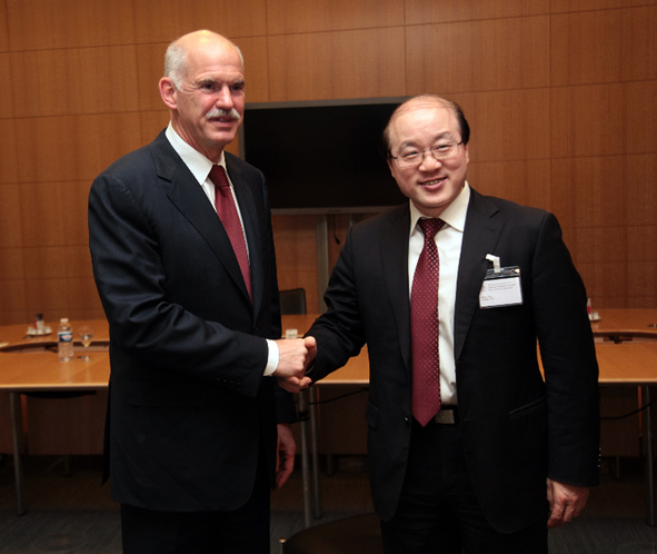 Greek Prime Minister George Papandreou shakes hands with Liu Jieyi, Chinese Assistant Minister of Foreign Affairs. [www.papandreou.gr]