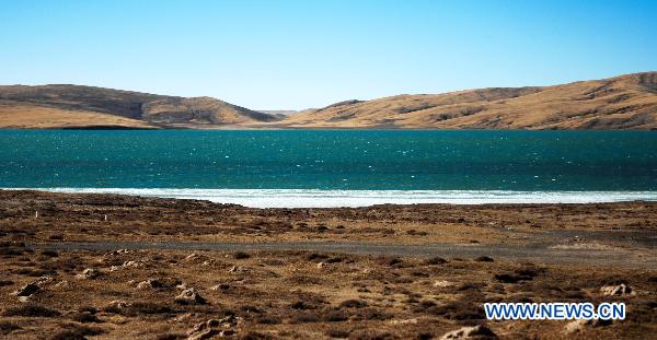 Photo taken on Nov. 12, 2010 shows the Xingxinghai Lake in Sanjiangyuan National Nature Reserve located in northwest China's Qinghai Province. The reserve, containing the headwaters of the Yellow River, the Yangtze River and the Mekong River, is famous for its beautiful scenery. [Xinhua/Wu Guangyu]