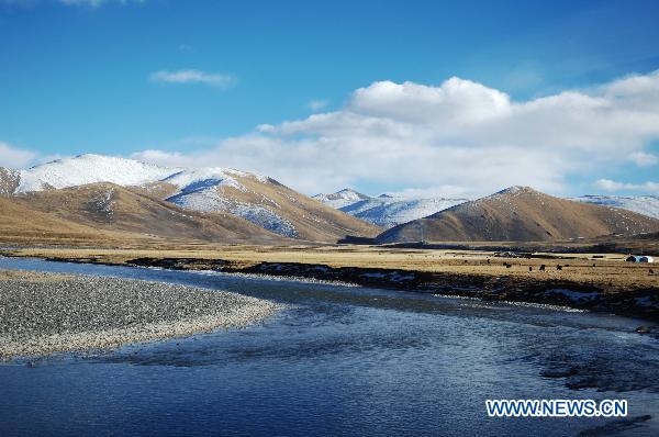 Photo taken on Nov. 12, 2010 shows the snow mountains in Sanjiangyuan National Nature Reserve located in northwest China's Qinghai Province. The reserve, containing the headwaters of the Yellow River, the Yangtze River and the Mekong River, is famous for its beautiful scenery. [Xinhua/Wu Guangyu]