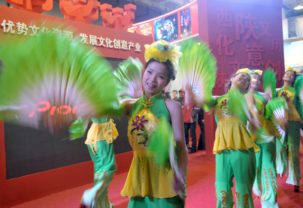 The Fifth China Beijing International Cultural and Creative Industry Expo opened on November 17 in Beijing China International Exhibition Center. The five-day exhibition attracts 50 delegations from more than 10 international organizations and 30 countries and regions. [Xinhua photo]