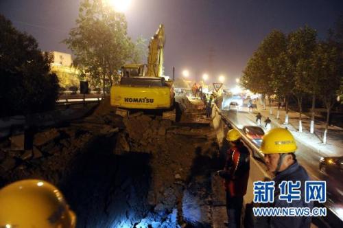 Pipe burst disrupts water supply for 800,000 in Zhengzhou  