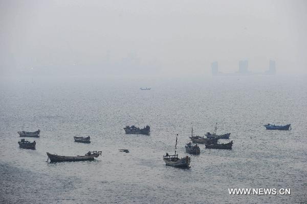 Boats are seen in heavy fog in Dalian, northeast China&apos;s Liaoning Province, Oct. 18, 2010. Some places in north China witnessed heavy fog on Thursday. [Xinhua]