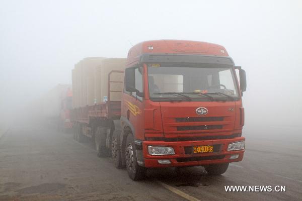 Boats are seen in heavy fog in Dalian, northeast China&apos;s Liaoning Province, Oct. 18, 2010. Some places in north China witnessed heavy fog on Thursday. [Xinhua]