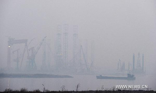 Boats are seen in heavy fog in Dalian, northeast China&apos;s Liaoning Province, Oct. 18, 2010. Some places in north China witnessed heavy fog on Thursday. [Xinhua]