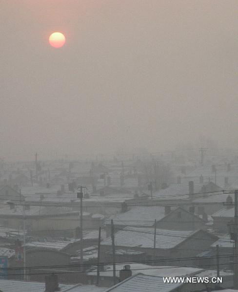 Sunrise is seen in heavy fog in Tailai, northeast China&apos;s Heilongjiang Province, Oct. 18, 2010. Some places in north China witnessed heavy fog on Thursday. [Xinhua]