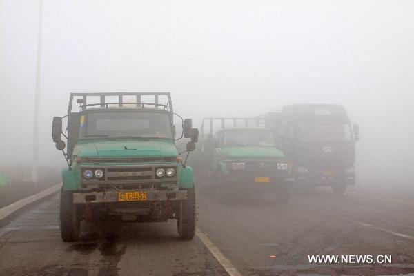 Sunrise is seen in heavy fog in Tailai, northeast China&apos;s Heilongjiang Province, Oct. 18, 2010. Some places in north China witnessed heavy fog on Thursday. [Xinhua]