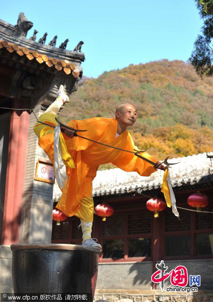 Hui Long practices wushu at Tanzhesi Temple in Beijing, Nov 18,2010. [Photo/CFP]
