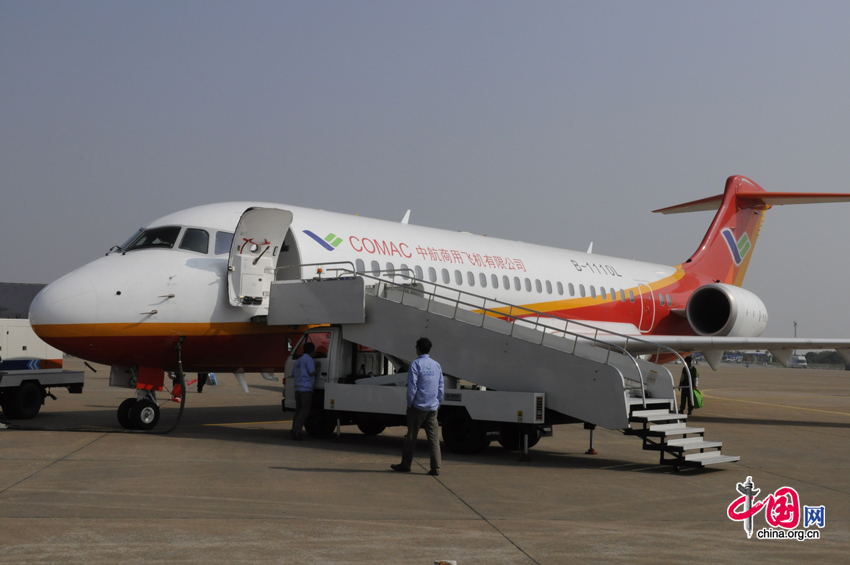 A fully homegrown commercial aircraft, the ARJ21-700 lands in Zhuhai during the 8th China International Aviation and Aerospace Exhibition, South China&apos;s Guangdong province. The exhibition is open to the public from Nov. 16, 2010 to Nov. 21, 2010. [China.org.cn] 