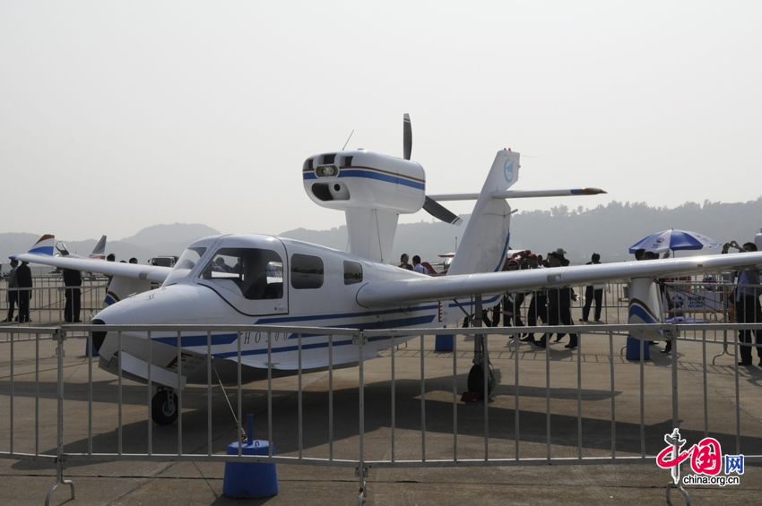 China&apos;s first self-developed light amphibious aircraft, the Seagull 300 lands in Zhuhai during the 8th China International Aviation and Aerospace Exhibition, South China&apos;s Guangdong province. The exhibition is open to the public from Nov. 16, 2010 to Nov. 21, 2010. [China.org.cn]