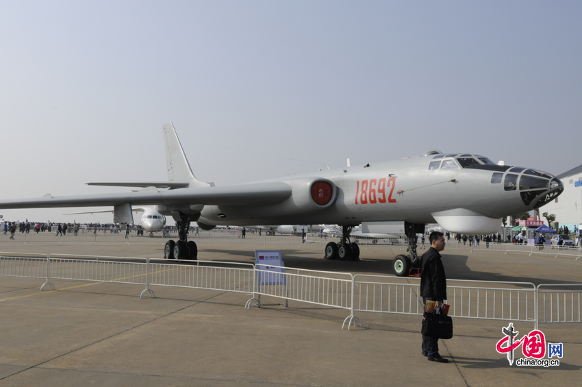 An PLA H-6 bomber lands in Zhuhai during the 8th China International Aviation and Aerospace Exhibition, South China&apos;s Guangdong province. The exhibition is open to the public from Nov. 16, 2010 to Nov. 21, 2010. [China.org.cn] 