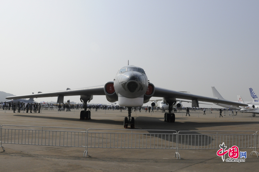 An PLA H-6 bomber lands in Zhuhai during the 8th China International Aviation and Aerospace Exhibition, South China&apos;s Guangdong province. The exhibition is open to the public from Nov. 16, 2010 to Nov. 21, 2010. [China.org.cn] 