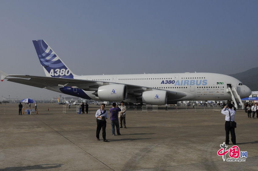 An airbus A380 lands in Zhuhai during the 8th China International Aviation and Aerospace Exhibition, South China&apos;s Guangdong province. The exhibition is open to the public from Nov. 16, 2010 to Nov. 21, 2010. [China.org.cn]