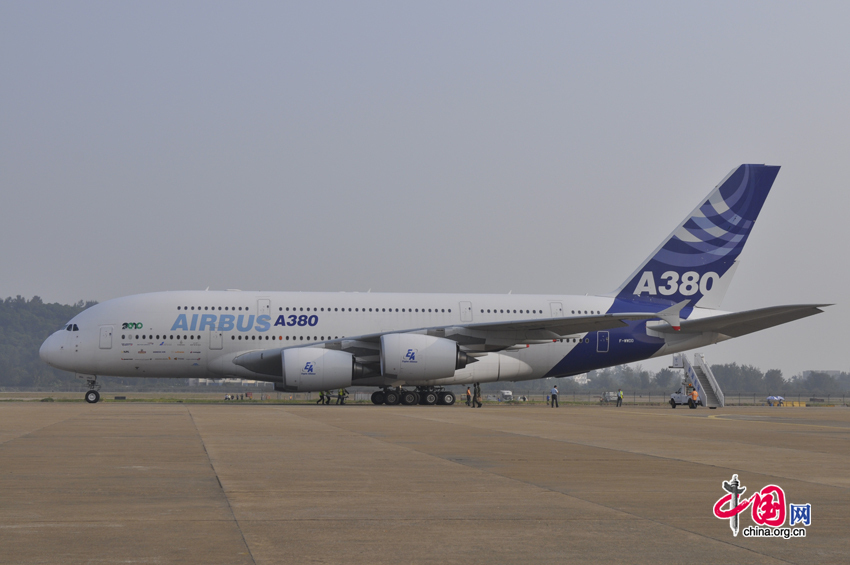 An airbus A380 lands in Zhuhai during the 8th China International Aviation and Aerospace Exhibition, South China&apos;s Guangdong province. The exhibition is open to the public from Nov. 16, 2010 to Nov. 21, 2010. [China.org.cn]