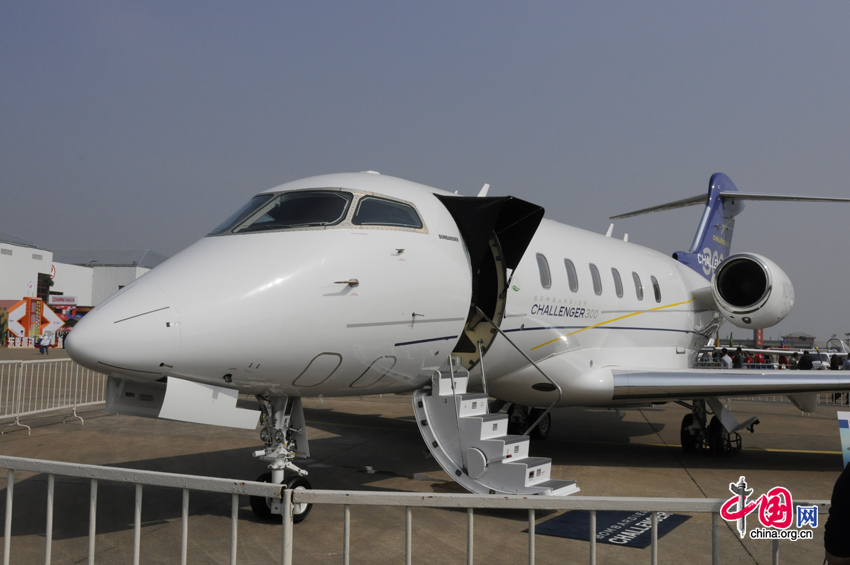 A Challenger 300 (Canada) lands in Zhuhai during the 8th China International Aviation and Aerospace Exhibition, South China&apos;s Guangdong province. The exhibition is open to the public from Nov. 16, 2010 to Nov. 21, 2010. [China.org.cn]