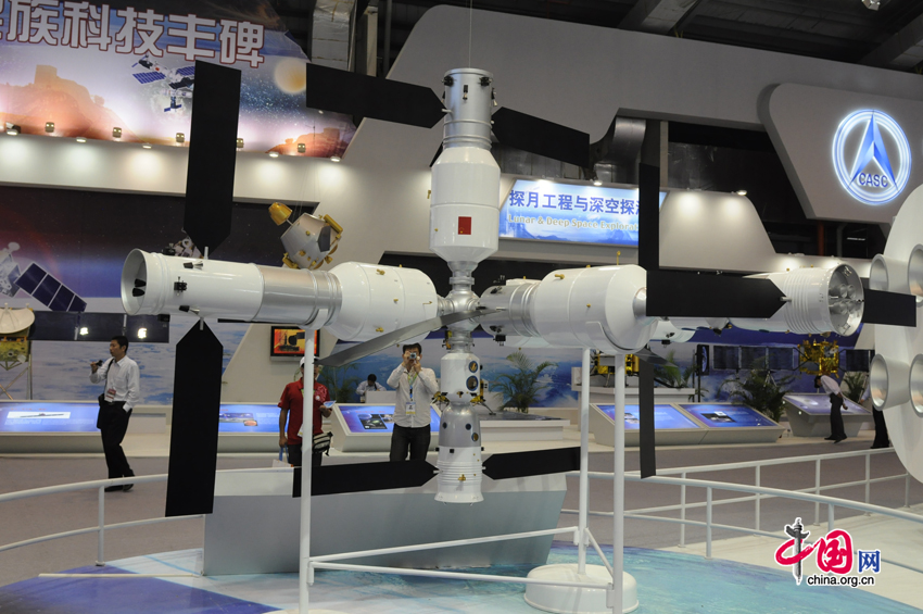 The 8th China International Aviation and Aerospace Exhibition kicks off in Zhuhai City, south China&apos;s Guangdong Province, on November 16, 2010. [China.org.cn]