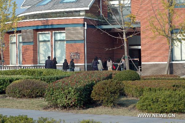 People come to work in Thames Town in east China's Shanghai on Nov. 18, 2010. Designed in a British fashion, Thames Town, a neighborhood combining commercial, residential and cultural elements, has become an ecological tourist spot. [Xinhua/Dong Naide]