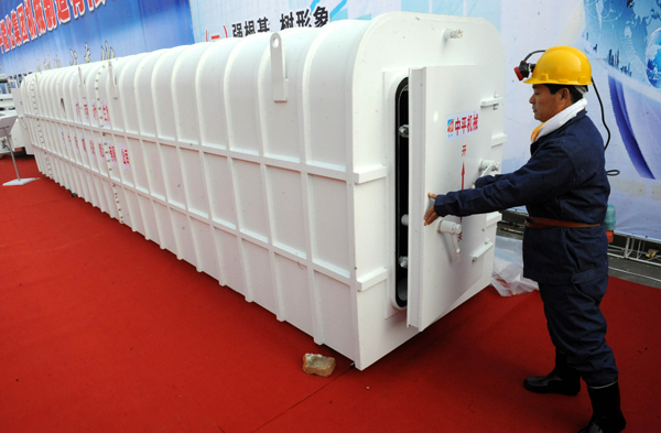 An escape pod designed to save lives in mining accidents went on display in Henan Province yesterday. The protective capsule for coal miners was produced by Henan Zhongping Energy Chemical Group. Each pod provides communication equipment, oxygen, drinking water, food, first-aid and medical supplies for 10 miners for at least four days. China is the world's largest coal producer with annual output of over 3 billion tons. But more than 2,500 miners die in accidents each year. [Xinhua photo]