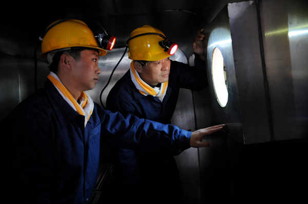 An escape pod designed to save lives in mining accidents went on display in Henan Province yesterday. The protective capsule for coal miners was produced by Henan Zhongping Energy Chemical Group. Each pod provides communication equipment, oxygen, drinking water, food, first-aid and medical supplies for 10 miners for at least four days. China is the world's largest coal producer with annual output of over 3 billion tons. But more than 2,500 miners die in accidents each year. [Xinhua photo]