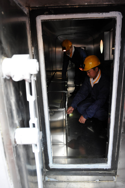 An escape pod designed to save lives in mining accidents went on display in Henan Province yesterday. The protective capsule for coal miners was produced by Henan Zhongping Energy Chemical Group. Each pod provides communication equipment, oxygen, drinking water, food, first-aid and medical supplies for 10 miners for at least four days. China is the world's largest coal producer with annual output of over 3 billion tons. But more than 2,500 miners die in accidents each year. [Xinhua photo]