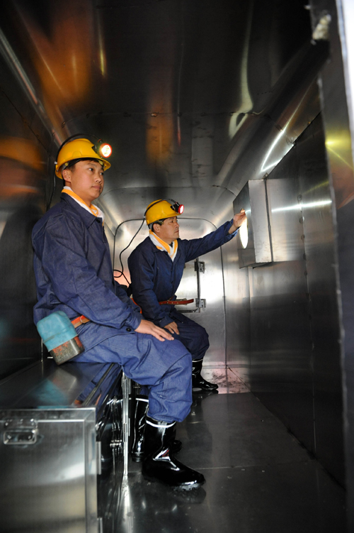 An escape pod designed to save lives in mining accidents went on display in Henan Province yesterday. The protective capsule for coal miners was produced by Henan Zhongping Energy Chemical Group. Each pod provides communication equipment, oxygen, drinking water, food, first-aid and medical supplies for 10 miners for at least four days. China is the world's largest coal producer with annual output of over 3 billion tons. But more than 2,500 miners die in accidents each year. [Xinhua photo]