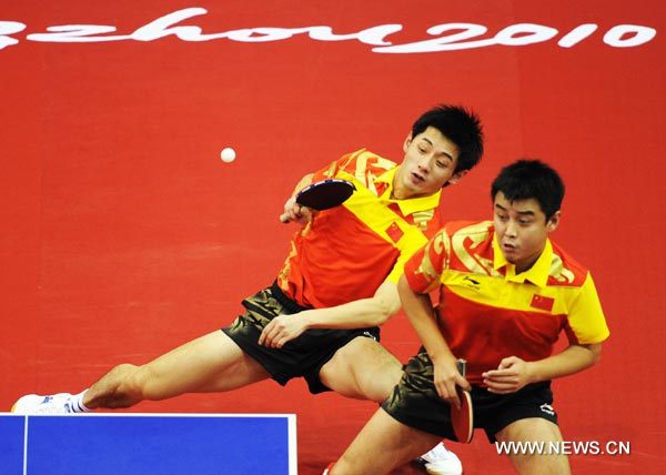 China's Wang Hao/Zhang Jike (L) compete with Ma Lin/Xu Xin of China during men's double final of table tennis at the 16th Asian Games in Guangzhou, south China's Guangdong Province, Nov. 19, 2010. Wang Hao/Zhang Jike won the final by 4-2 and get the gold medal. [Xu Jiajun/Xinhua]