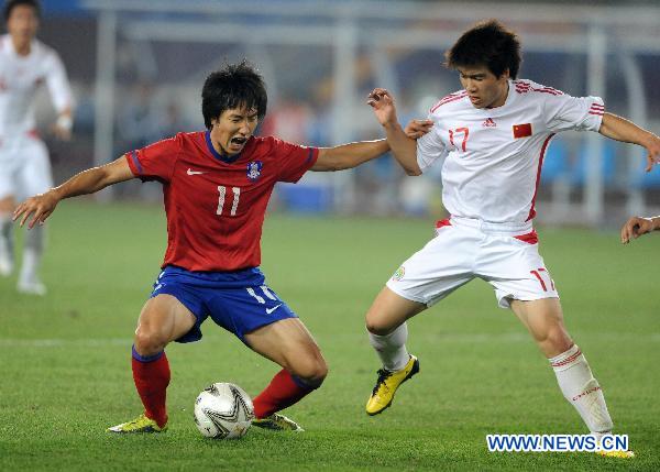 China's Zhao Honglue (R) competes for the ball with South Korea's Cho Young Cheol during a quarterfinal match of men's soccer event in the 16th Asian Games in Guangzhou, south China's Guangdong Province, Nov. 15, 2010. China lost 0-3. [Li Yong/Xinhua]
